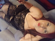Vollbusige kurvige sexy Frau vor der Cam